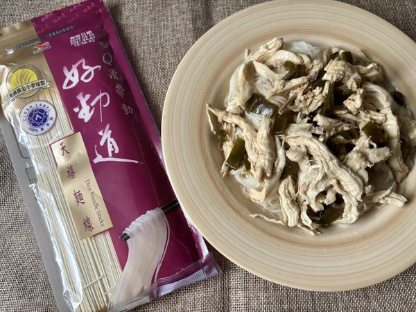 盤中依序加入麵線與剝皮辣椒雞絲，拌勻即完成