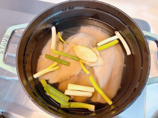 1）雞胸肉放入冷水鍋中，加入去腥三寶（薑片、蔥段、米酒），大火煮開，轉中火煮10分鐘，熄火燜10分鐘。