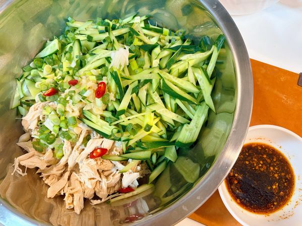 2）調味料先調成一碗備用

3）雞胸肉放涼後，用手撕細條、小黃瓜切絲

4）拌入調味料、香菜（不吃可免）、辣椒圈、檸檬片，抓拌均勻後即完成