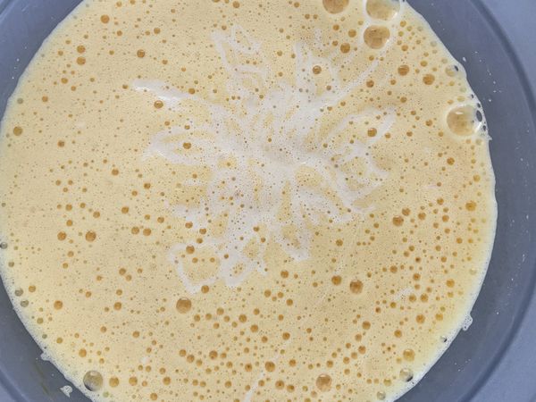 放煉乳繼續打到混合均勻就加奶油，繼續打一下。