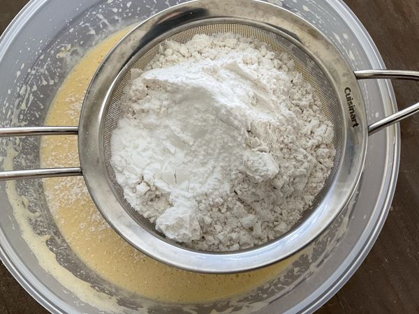 麵粉和泡打粉一起過篩。