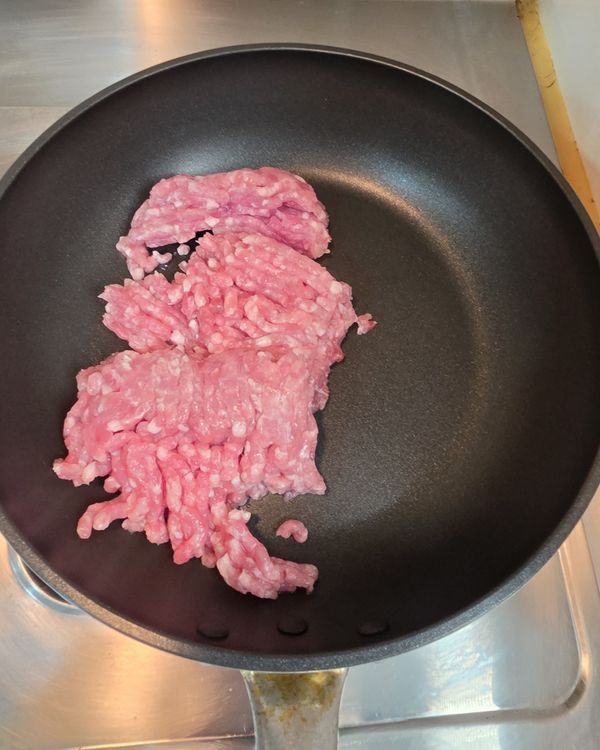 不用放油，倒入絞肉炒至變色