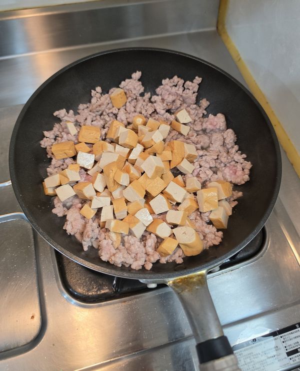 倒入豆干拌炒