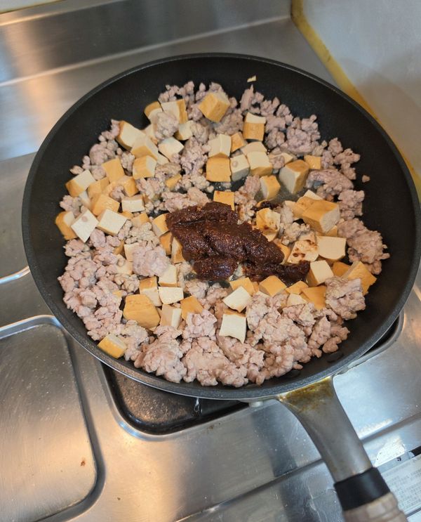 加入半包豆瓣醬翻拌均勻
