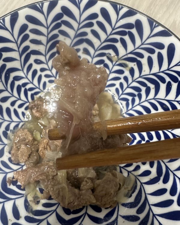 將好市多嫩肩自切牛肉切成自己要料理的大小分裝成牛排和肉片，剩餘切下來的筋膜較硬的部分也就是乳白色那塊，千萬別丟掉，那個處理好口感就是半筋半肉。