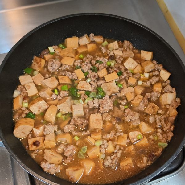 加入一碗水，蓋鍋煮20分鐘(想要多一點湯汁→水淹過食材）
開蓋後，可加入適量太白粉水勾芡(湯汁更容易吸附在麵條上)