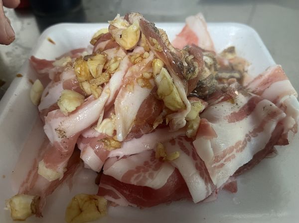 豬五花肉+蒜末+適量醬油+胡椒粉先抓醃約15分