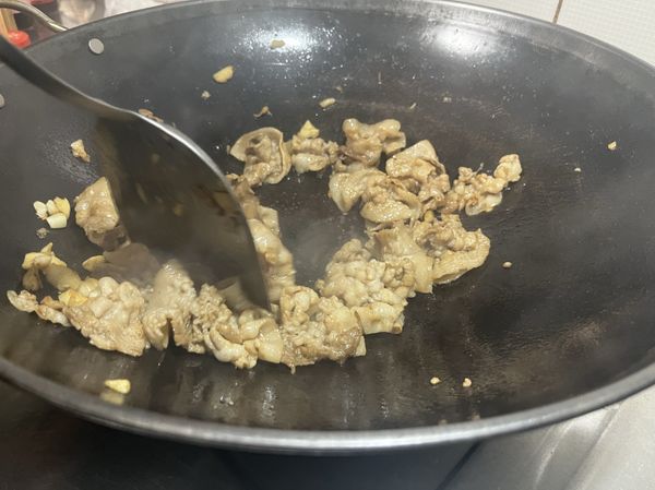 醃好後大火下鍋炒熟炒香，接著先盛起備用（因為豬肉有醬炒，所以鍋子如果小燒焦的話要先洗乾淨再炒洋蔥）