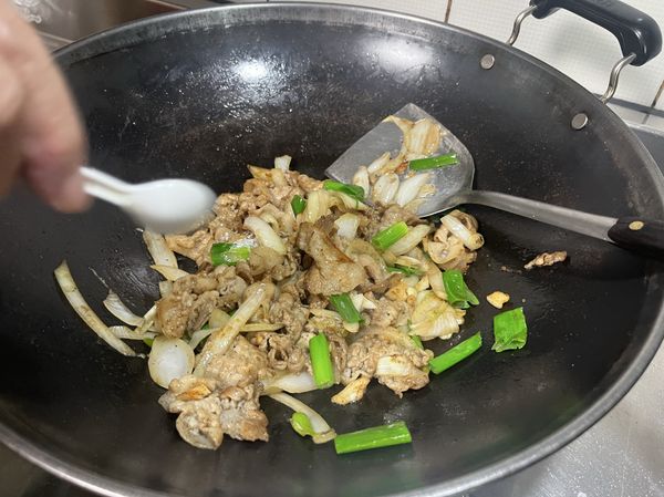 接著加入剛剛超好的肉混在一起炒，加入蔥綠切段，再加適量的味精調味（若覺得胡椒不夠味也可再補胡椒），調味好即可起鍋（若有九層塔也可在最後拌入翻炒一下