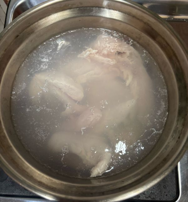 將雞里胸肉大火滾後放入鍋裏，轉小火悶6分鐘
這樣雞肉才不會太柴