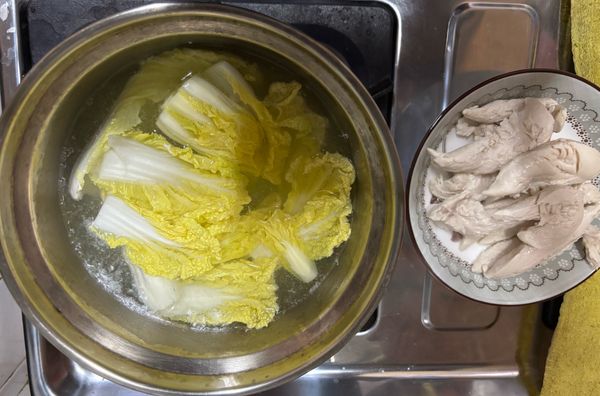 將肉撈起放入娃娃菜煮2分鐘
