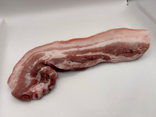 三層肉選擇稍肥、豬皮完整的，厚度建議5公分左右最佳，照片這塊因為是全聯買的，無法指定厚度，一般傳統市場可以請他現切
