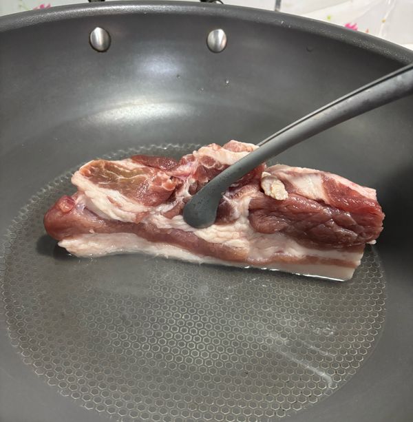起鍋燒水，水只需要淹過豬皮的量，把豬皮燙微熟，燙熟的豬皮才容易戳洞