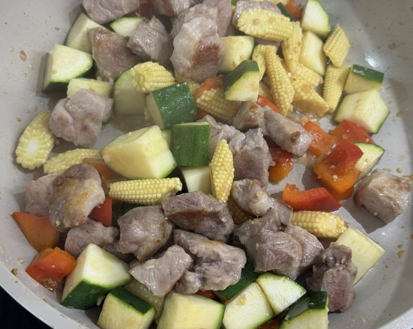 把梅花肉加回鍋裡，拌炒均勻，加蓋再燜1分鐘，加鹽、黑胡椒調味，即可起鍋。
