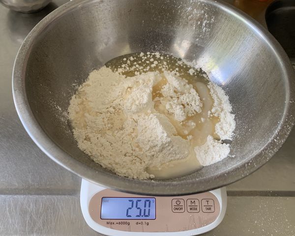 鬆餅粉加植物油、水攪拌成形