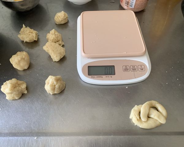 分成反12份搓成長條將長條捲起作造型