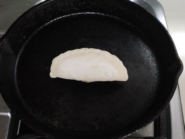 煎至餅皮略呈透明，兩面呈現金黃色即完成。
