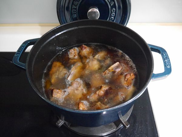 加入熱水淹過食材煮滾，煮滾後轉小火蓋鍋燉煮約十分鐘