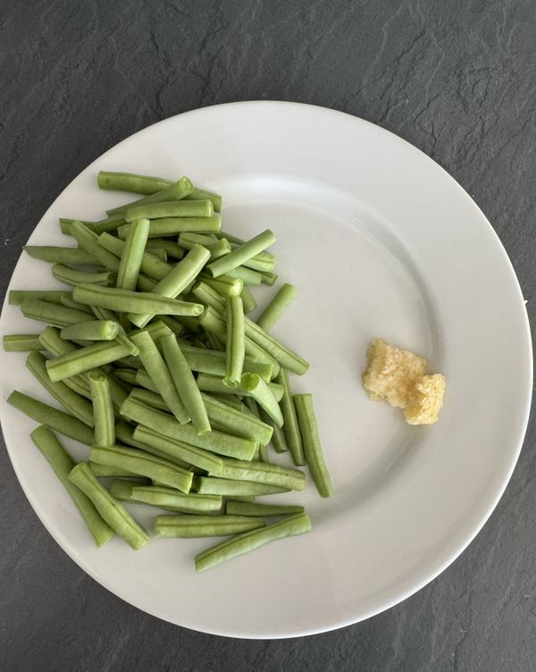 準備食材，四季豆洗淨切段

prepare the ingredients, wash and cut the beans