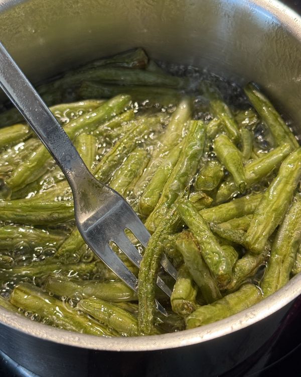 炸到四季豆皺皺的

fry the beans until it is soggy