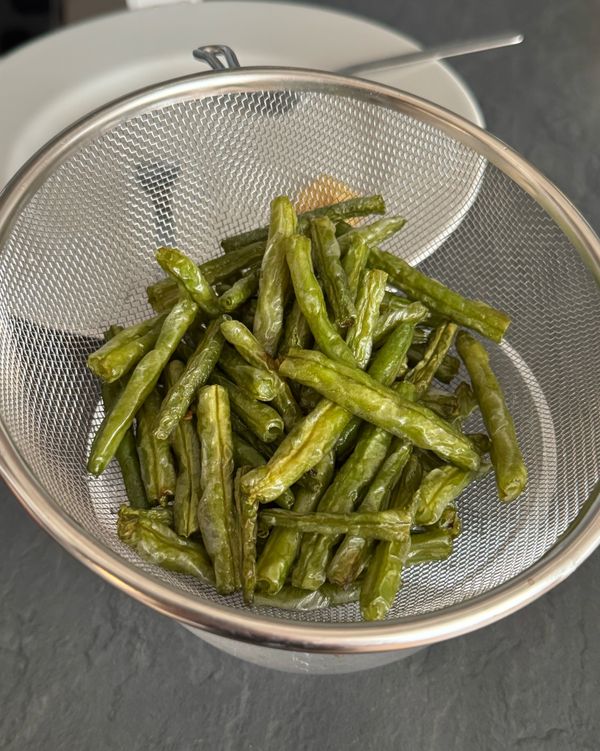 拿出四季豆，瀝乾

take out the beans