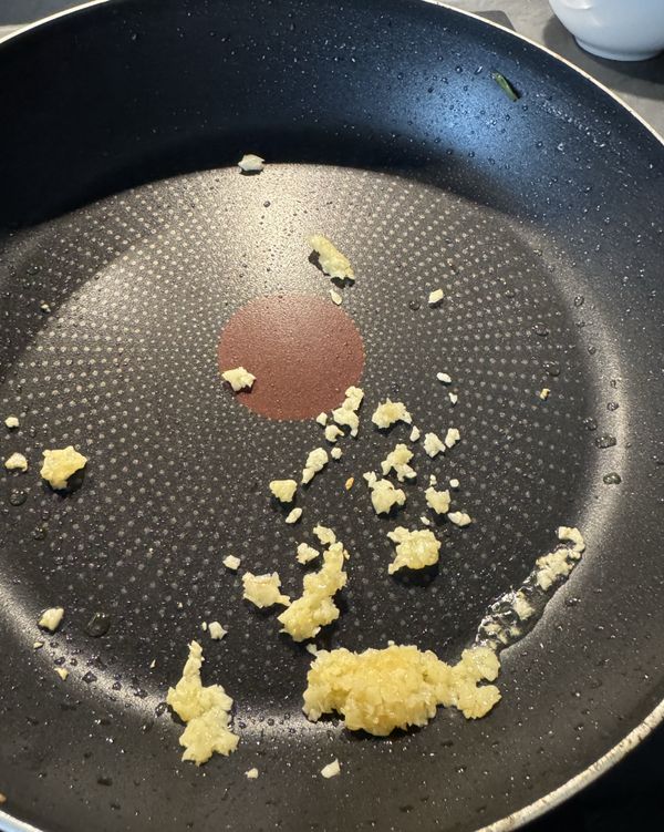鍋子下少許油，下蒜頭爆香

add 1 tea spoon of oil in a pan, add garlic