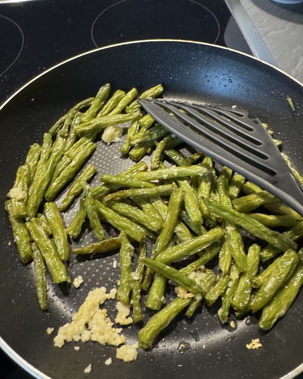 倒入四季豆翻炒，灑入海鹽

add the beans and sea salt