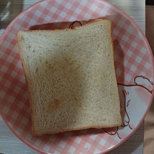 用烤麵包機，將兩片白吐司，烤3分鐘，（較焦一點），再將葡萄果醬，裹在白吐司上，再將肉鬆放4~5瓢在白吐司上，另一片白吐司，裹上葡萄果醬，再將其放在第一片白吐司上，將其按壓一會兒，即可享用拉！