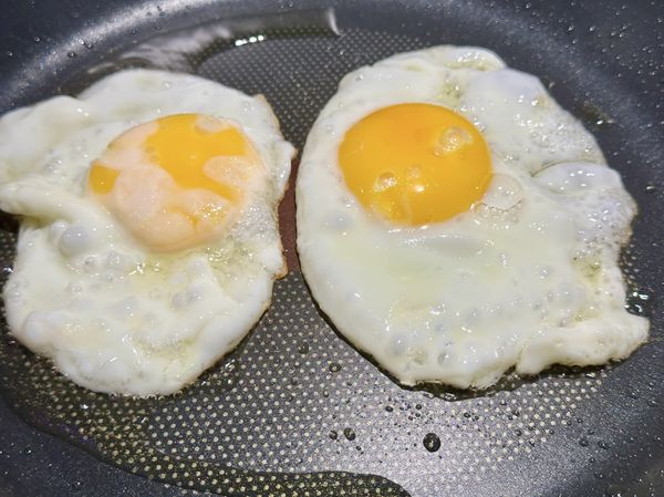 ●鍋小火加油先煎蛋，蛋煎自己喜歡的熟度，若也喜歡有金黃裙邊的有熟太陽蛋，鍋中小火加油2小匙，蛋洗過貼近鍋面剝蛋入鍋，用炒匙把油脂推向蛋白邊，這樣蛋白有油脂才能煎金黃。