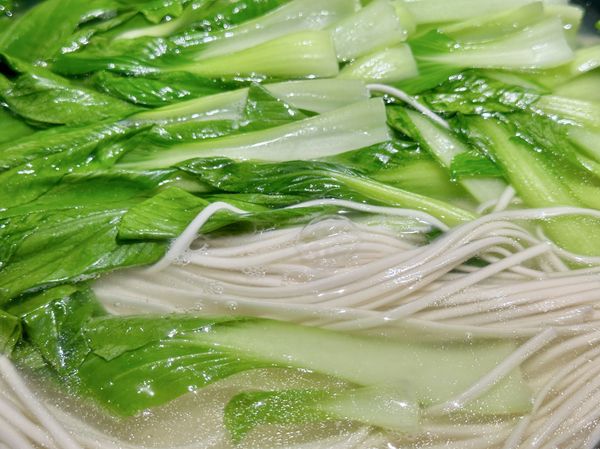 ●用煎蛋原鍋含油脂加水煮滾，放麵條跟青菜汆燙。