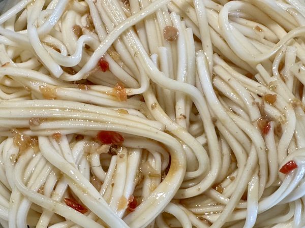 ●青菜先夾出，麵條汆燙好撈出，淋上滷肉醬汁趁熱用筷子攪拌均勻，像去麵攤吃乾麵老闆撈起麵條在碗裡拌拌一樣，讓每條麵條吸收到醬汁。