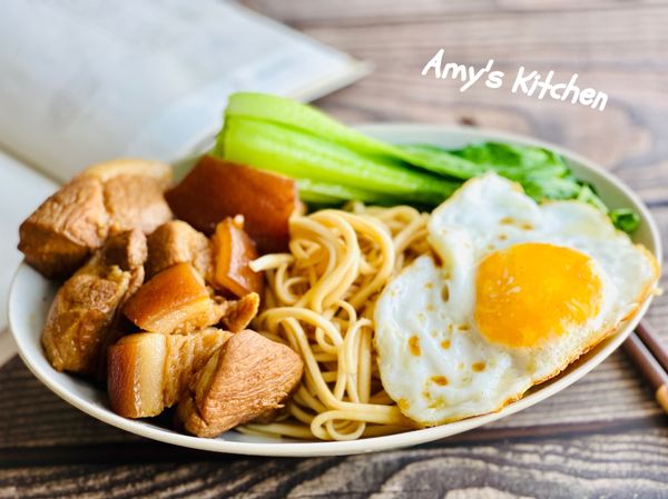 滷上一鍋滷肉，儲備幾包好勁道麵條，再煎個蛋燙個青菜，乾拌麵有肉有蛋也有菜，國泰民安。