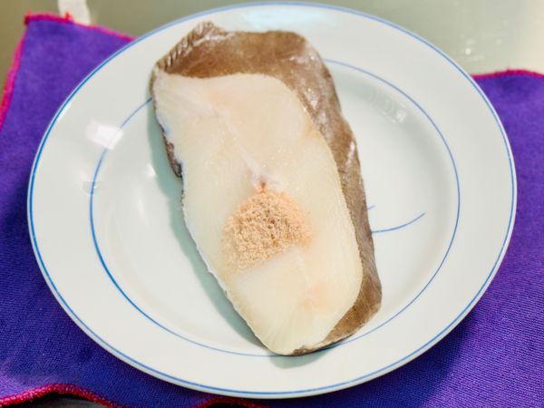 兩面都抹上玫瑰鹽。