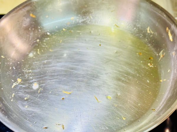 熱鍋加上2匙的苦茶油。