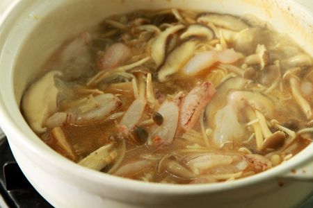 蟹腿肉、豌豆莢，加少許鹽調味後打上蛋花、灑上白胡椒粉，即完成上桌。