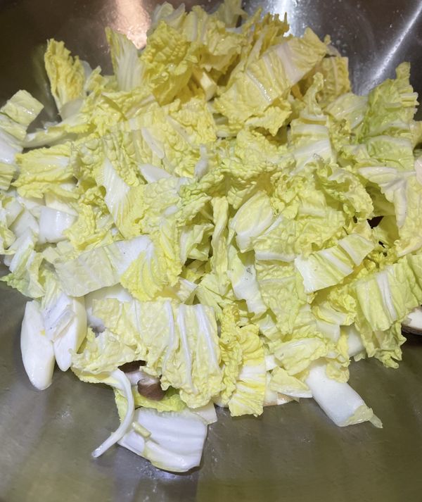 加入大白菜菜葉部分，繼續拌炒至聞到白菜的香味。
