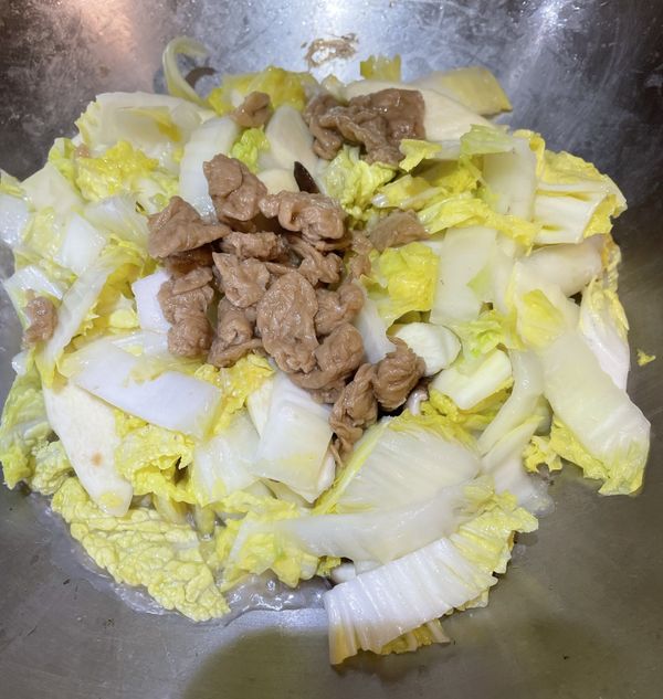 加入青葉麵筋罐頭（連同湯汁），轉小火，蓋上鍋蓋，續煮10分鐘。