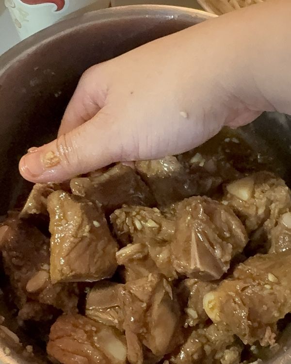 將調料、一半油潑過的蒜加入，抓拌均勻
（可前一晚先醃製，更入味）