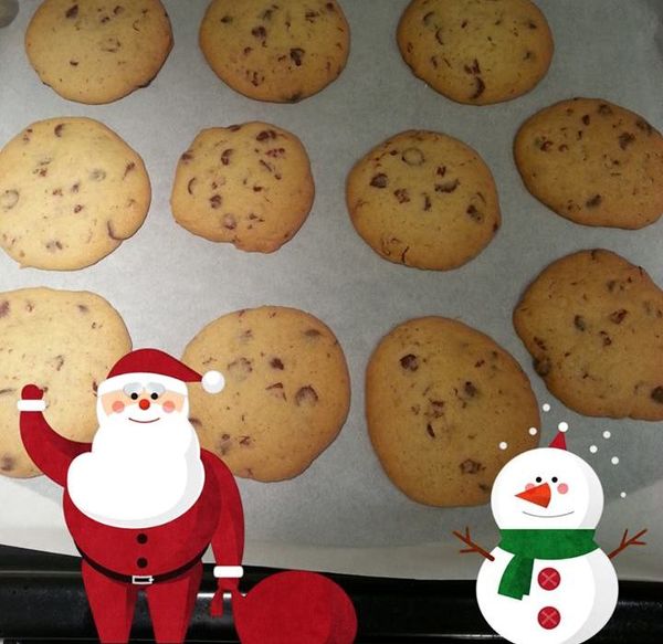 放入烤箱烤12分鐘後取出。留在烤盤上約5分鐘後，再取下完全放涼。可以用Glass Lock之類的玻璃盒裝，可以保存兩三天