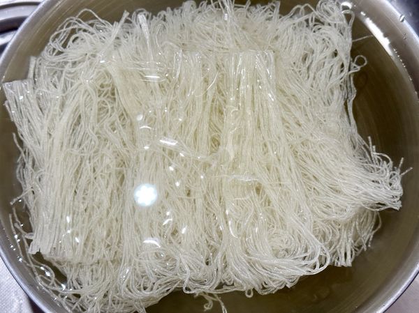●埔里水粉網路買的到，烹煮前泡水微軟後橫剪對半浸泡10分鐘，讓整片很像塑膠的水粉一根根解開後瀝乾。