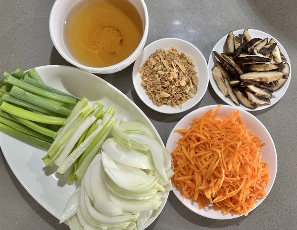 ●台灣乾香菇洗過泡水至軟約20分鐘，烹調前再剪粗絲。 ※固定採買信賴的香菇農沖洗過香菇再泡香菇的水留著。 
●油蔥酥可以自己買紅蔥頭煸也可以買現成的，用密封盒放冷藏保鮮。 
●青蔥洗淨剪或切食指長段。
●炒米粉的配菜，很適合順清冰箱，例如高麗菜洋蔥紅蘿蔔。