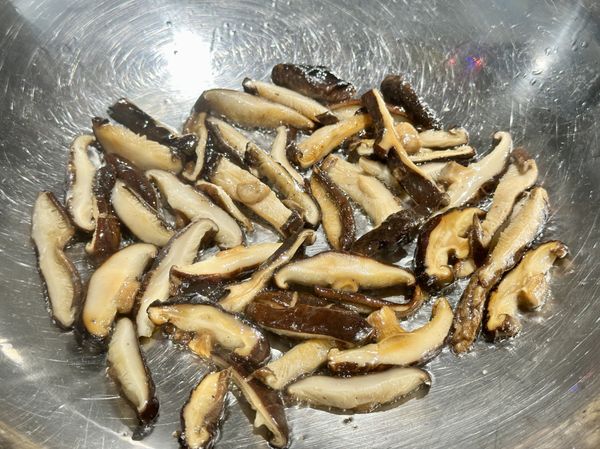 ●炒米粉可以用深炒鍋，這樣翻炒米粉會比較好操作，中小火放(油)先煸香(香菇絲）。
※爆香炒料要炒香，炒出的米粉才好吃。