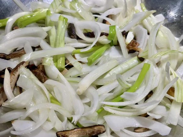 ●香菇煸至金黃香氣濃郁後再把(蔥白跟洋蔥絲)加進來拌炒。