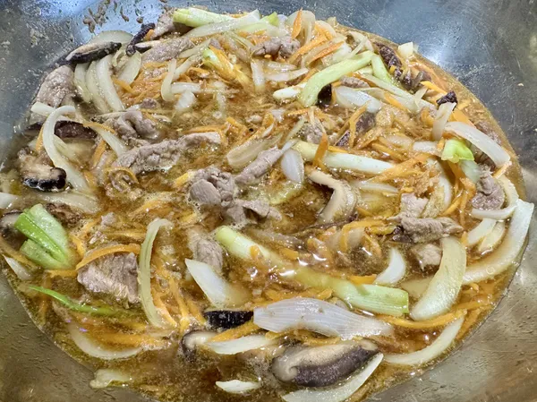 ●炒料湯汁略滾起。