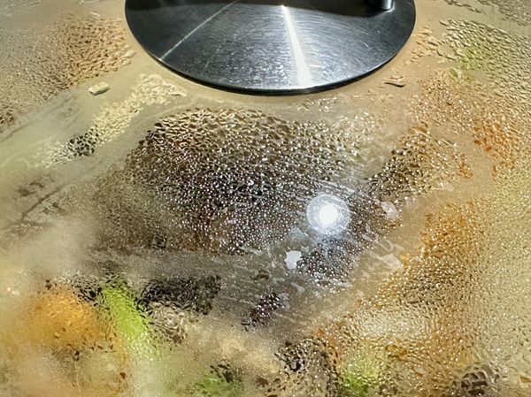 ●蓋上鍋蓋轉小火，這樣米粉才不會巴鍋，設定計時器蓋鍋悶8分鐘。
※這步驟是米粉入味關鍵。