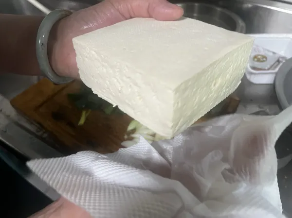 板豆腐取出後先用廚房紙巾將表面的濕氣擦乾