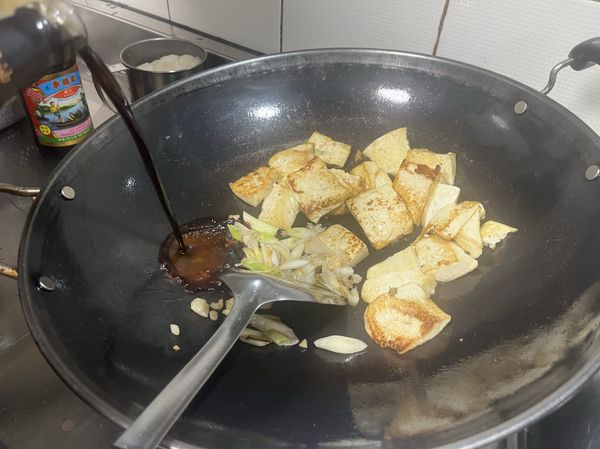 炒香蔥白和蒜末後，嗆入一點醬油