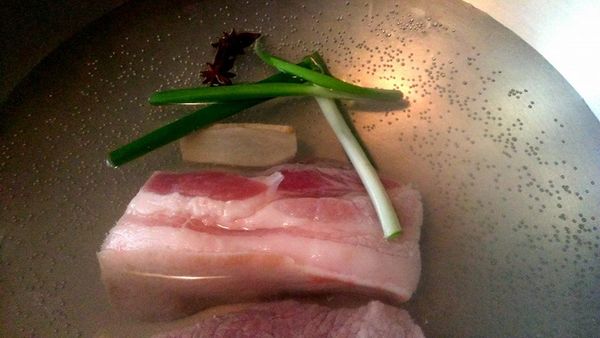 煮一鍋水(水量蓋過豬肉)，放入薑片、八角、青蔥；蓋上鍋蓋，悶煮約30分鐘(用筷子插入肉塊中，可以穿透就是熟了)