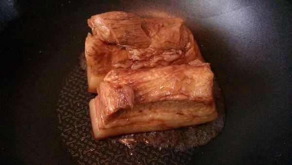 熱油鍋，皮朝下煎一會再將其他五面煎一下(會油爆請小心)