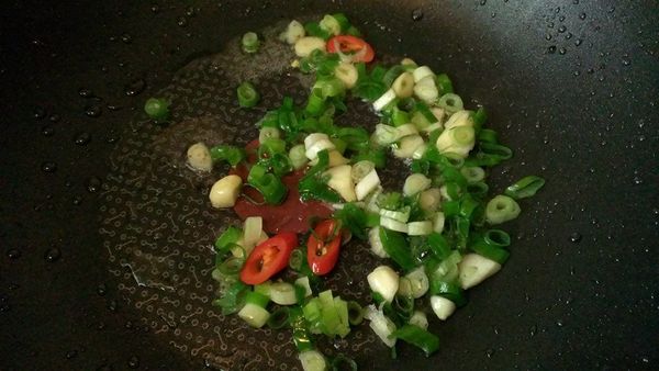 利用剛煎肉的油，爆香蒜末、辣椒、蔥末